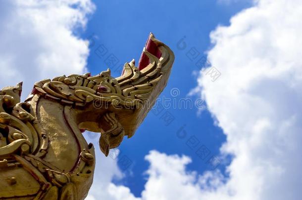 蛇雕刻装饰在指已提到的人<strong>屋</strong>顶采用ThaiAirwaysInternational泰航国际庙