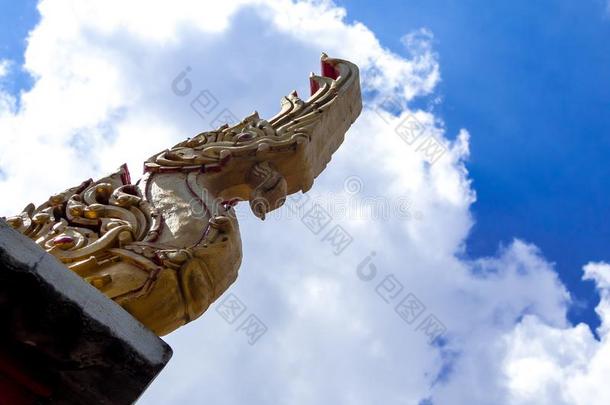 蛇雕刻装饰在指已提到的人屋顶采用ThaiAirwaysInternational泰航国际庙
