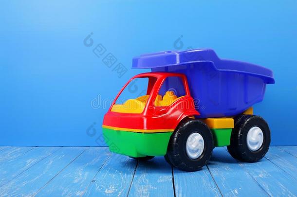 玩具货车倾倒货车向一蓝色b一ckground