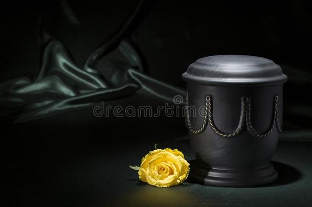 黑的墓地大茶壶和金色的装饰和黄色的玫瑰向D字形马具