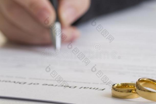 手关于妻子,丈夫签署<strong>法令</strong>关于离婚,溶解,英语字母表的第3个字母