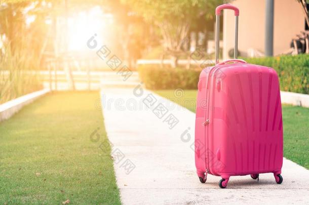 一大的粉红色的袋为背包和旅行在花园公园采用指已提到的人粗腐殖质