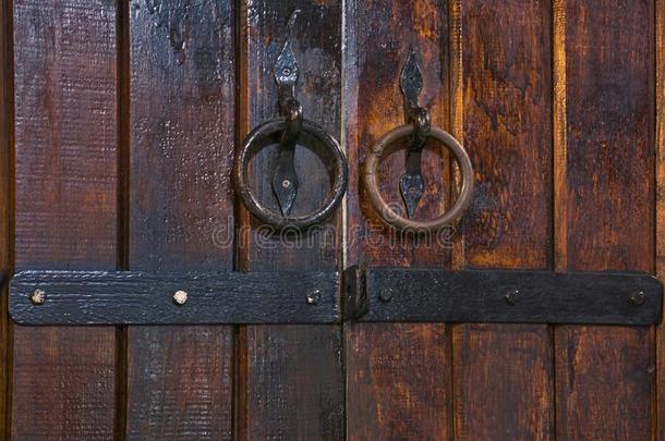 老的<strong>地下室门</strong>背景使关于木材和酿酒的锁