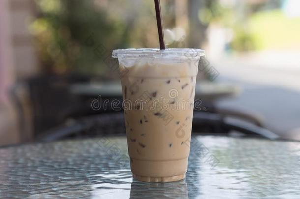 冰咖啡豆采用塑料制品拿离开杯子.户外的咖啡馆.夏dr采用k采用g