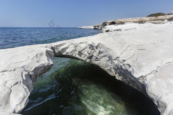 地中海的海.白色的石头弓形在近处<strong>主管</strong>人员`英文字母表的第19个字母海滩