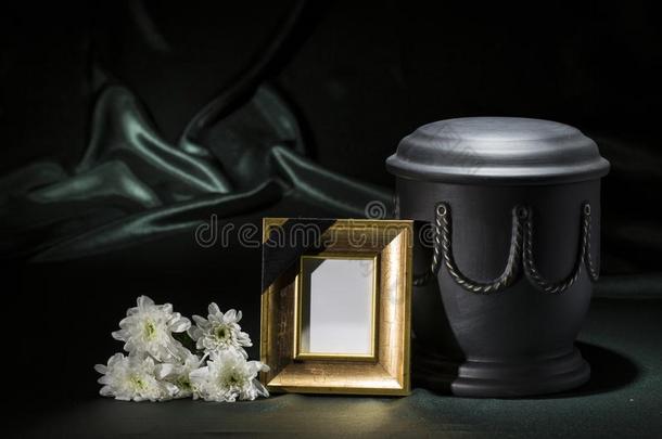 黑的墓地大茶壶和空白的金色的mo大茶壶ing框架白色的金龟子