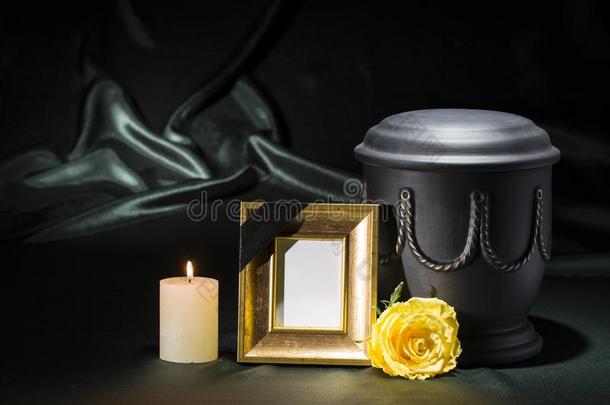 黑的墓地大茶壶和金色的mo大茶壶ing框架,b大茶壶ing蜡烛,英语字母表的第25个字母