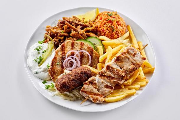 地区的希腊人混合的<strong>烧烤</strong>和炸马铃薯条和肉饭