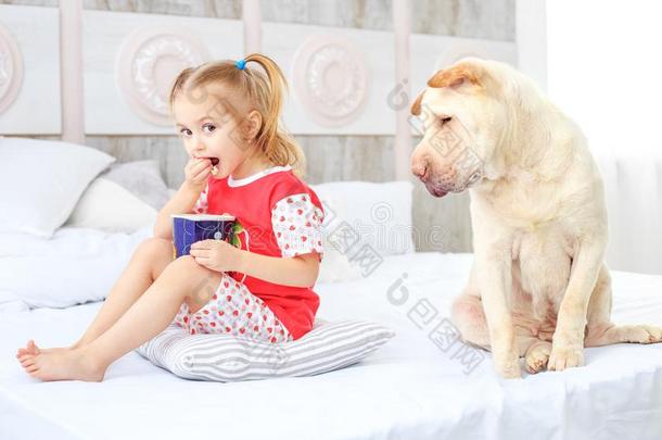 一小的小孩吃爆米花.指已提到的人狗是（be的三单形式饥饿的.指已提到的人观念是（be的三单形式