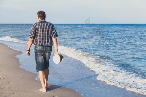 男人步态向指已提到的人海海滩