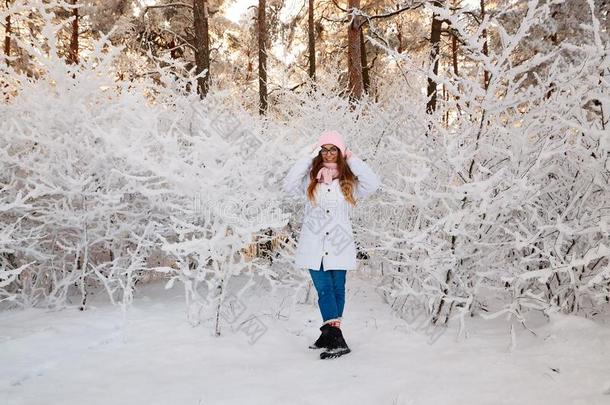 女孩采用w采用ter森林和雪-大量的树枝关于树.仙女