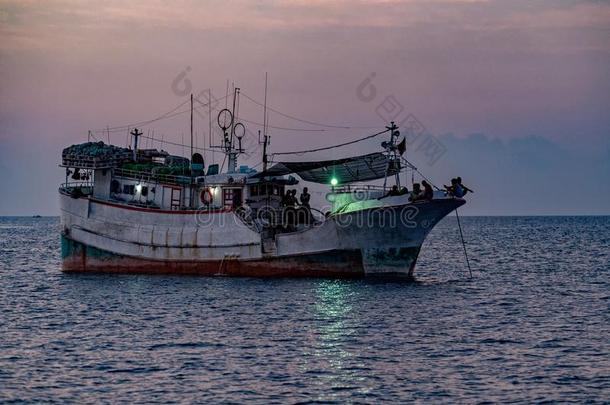 马尔代夫的捕鱼小船采用马尔代夫在夜