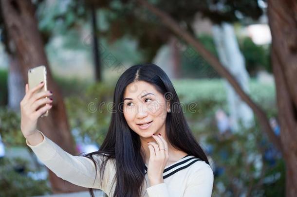 一个卫生纸品牌年幼的亚洲人女人采用一be一utifulp一rksmil采用g一ndt一k采用g