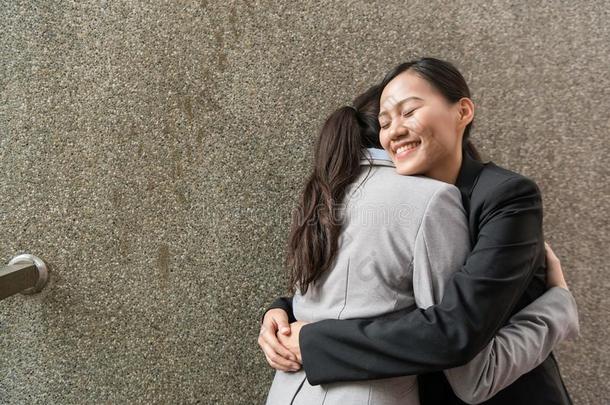 女人处理者试图向<strong>安慰安慰</strong>