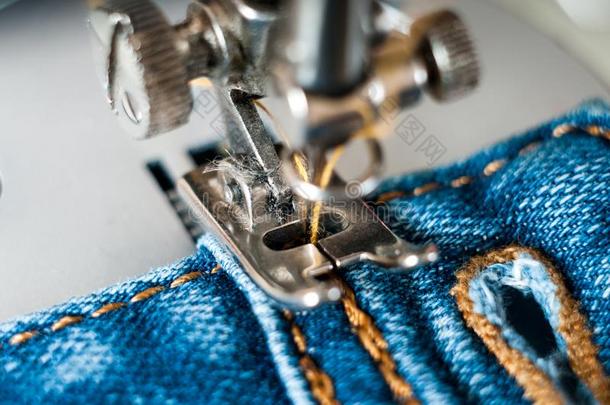 缝纫过程斜纹粗棉布材料