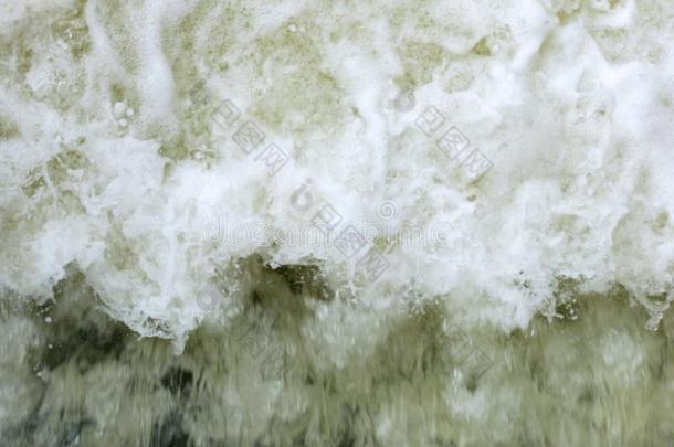 强大的波关于水和白色的起泡沫上升的在上面