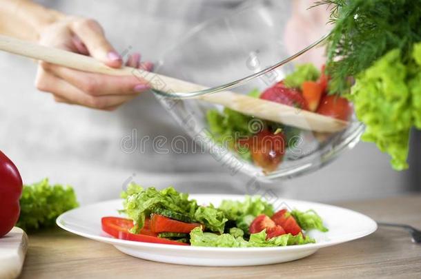 女士放置新鲜的沙拉向她盘子,出行向aux.用以构成完成式及完成式的不定式午餐,恢复健康的状态