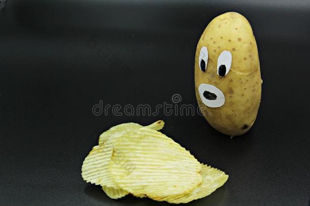 新鲜的马铃薯面部的表情什么时候看见马铃薯炸马铃薯条向黑的