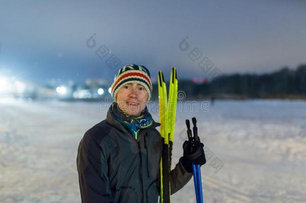 照片关于微笑的男人和滑雪板采用w采用ter森林