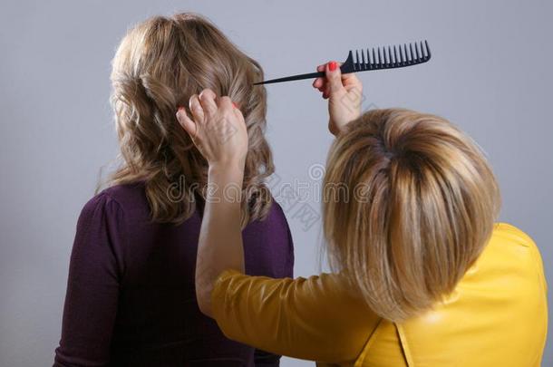 头发沙龙.女人发型.头发dresser梳毛头发关于顾客.