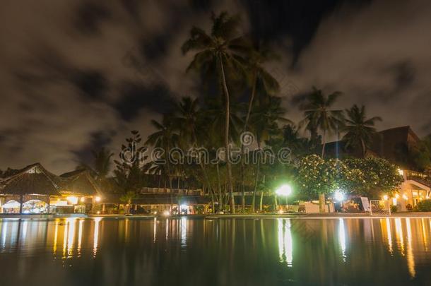 热带的海滩旅馆水池被照明的夜看法