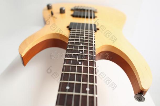 典型的形状木制的电的吉他和<strong>红木</strong>颈