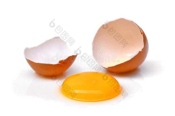 有裂缝的鸡蛋和鸡蛋壳,鸡蛋蛋黄和鸡蛋白色的隔离的