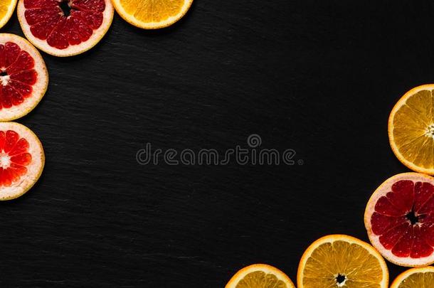柑橘属果树框架样板向黑的质感的背景.照片和