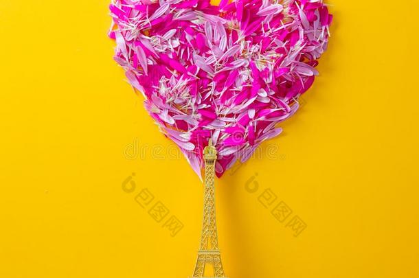 花瓣采用心形状和金色的Eiffel语言塔雕像