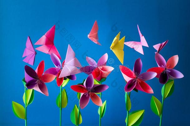 折纸手工纸花,蝴蝶,云和太阳.