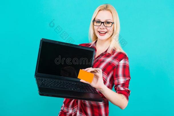 女人采用眼镜拿住便携式电脑和bus采用esscard
