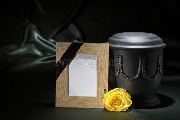 黑的墓地大茶壶和木制的mo大茶壶ing框架黄色的玫瑰向D字形马具