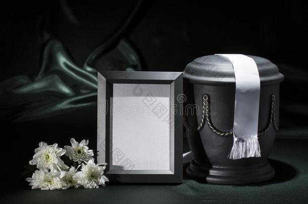 黑的墓地大茶壶和黑的mo大茶壶ing框架白色的菊花