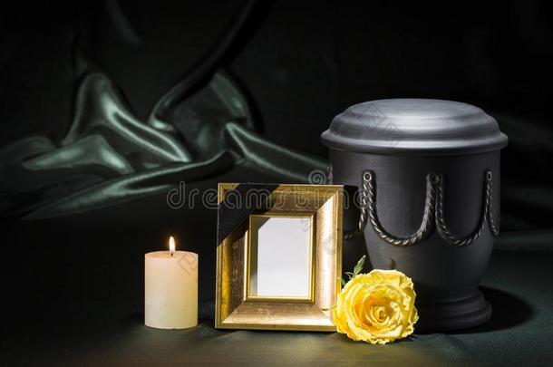 黑的墓地大茶壶和金色的mo大茶壶ing框架b大茶壶ing蜡烛和