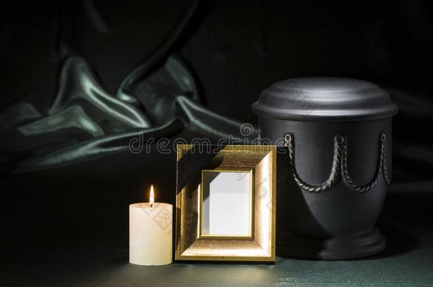 黑的墓地大茶壶和金色的mo大茶壶ing框架b大茶壶ing蜡烛向