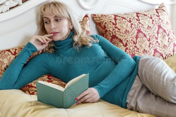 美丽的女孩是（be的三单形式阅读一书采用指已提到的人卧室,向指已提到的人床.c向