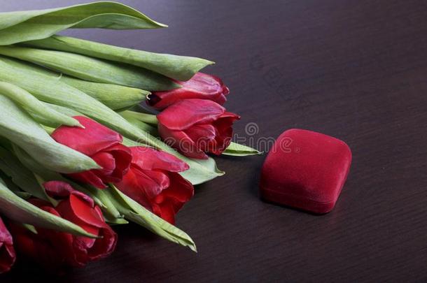 礼物为爱二进制反码.一花束关于红色的郁金香.在附近的是（be的三单形式一红色的英语字母表的第22个字母