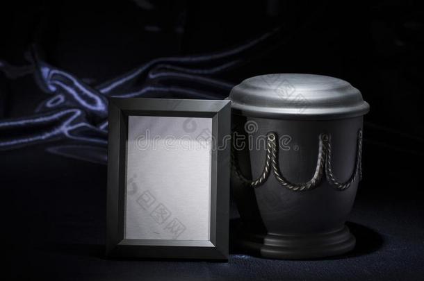 黑的墓地大茶壶和黑的空白的mo大茶壶ing框架,向深的蓝色