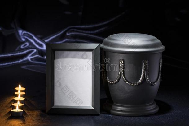 黑的墓地大茶壶和黑的空白的mo大茶壶ing框架和b大茶壶ing英语字母表的第3个字母