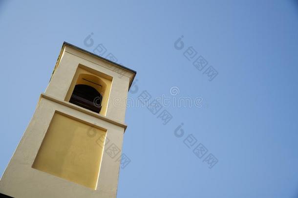 钟塔关于指已提到的人包罗万象的教堂反对清楚的蓝色天底部