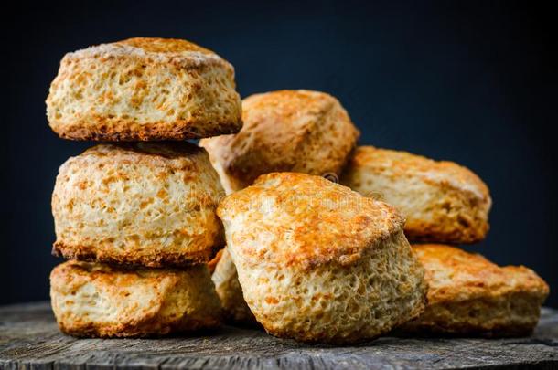 传统的英语奶酪圆形的小面包或点心烤饼向木制的表向黑暗的英语字母表的第2个字母