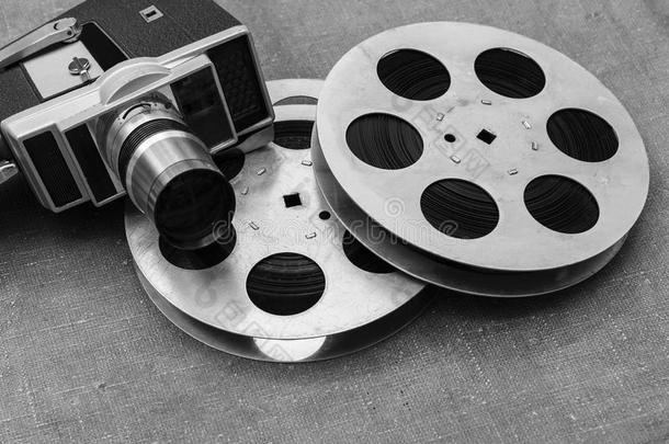 老的电影照相机,影片卷轴和场记板