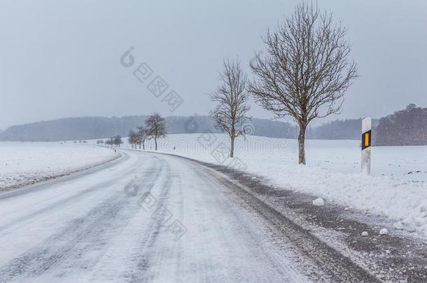 空的下雪的寒冷的冬路和白色的下雪的小路