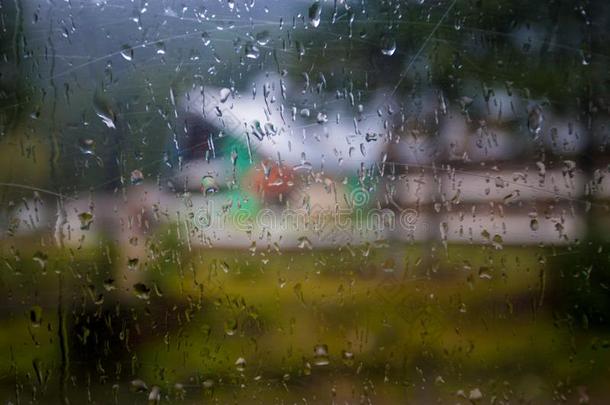 雨落下向窗眼镜.美丽的背景关于窗采用