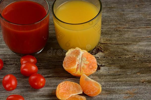 两个玻璃关于新鲜的番茄果汁和桔子果汁