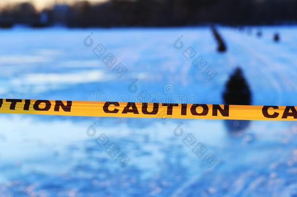 小心或警告符号关于溺水,冷冻的湖