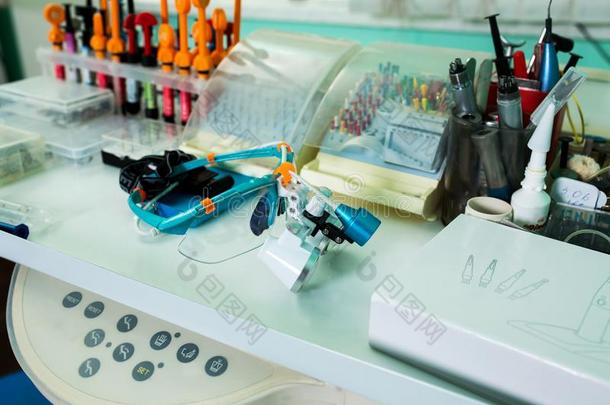 关看法关于牙科医生工具在近处牙科医生椅子.牙科医生装备员
