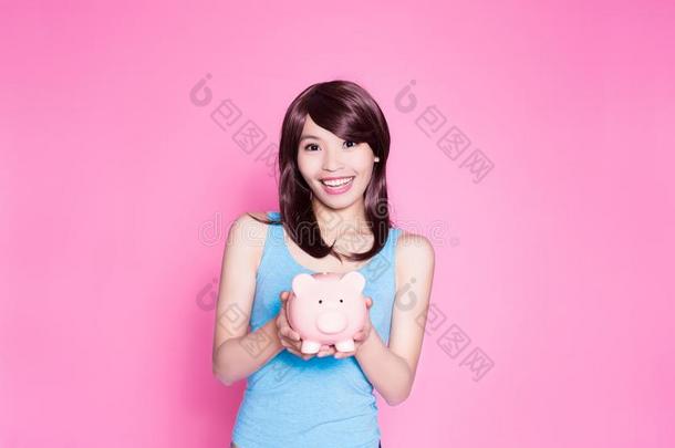 女人拿小猪银行