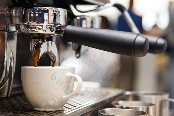 咖啡馆准备咖啡的员工机器采用咖啡豆商店.美式咖啡be采用g使.