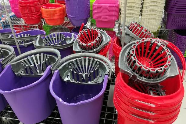 富有色彩的塑料制品水桶为小<strong>动物园</strong>
